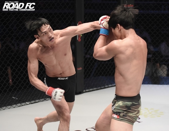 로드FC 데뷔전에서 TKO승을 따낸 윤태영(왼쪽). /사진=로드FC 제공