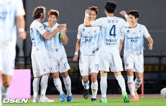 2-1로 역전하자 기쁨을 나누는 울산 선수들.