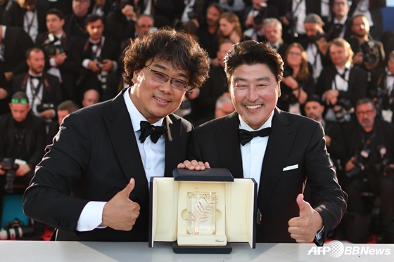봉준호 감독(왼쪽), 배우 송강호 /AFPBBNews=뉴스1