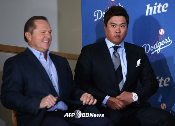 2012년 12월 류현진(오른쪽)의 LA 다저스 계약식에 참석한 스콧 보라스.  /AFPBBNews=뉴스1