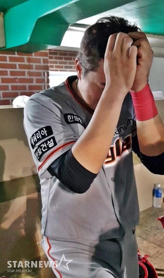 경기 후 만난 오선진이 머리를 쥐어뜯으며 아쉬움을 곱씹고 있다. /사진=김우종 기자