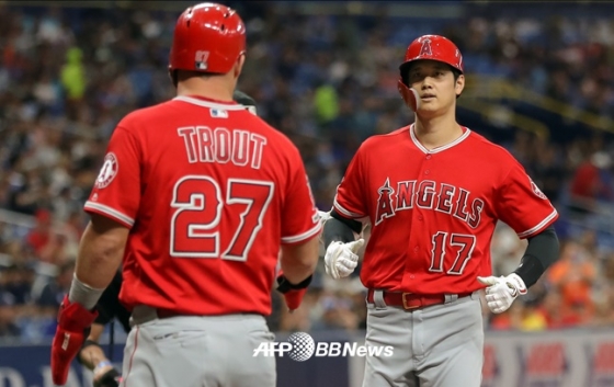 오타니 쇼헤이(오른쪽)가 14일 탬파베이전 1회 홈런을 날린 뒤 팀 동료 마이크 트라웃의 환영을 받고 있다. /AFPBBNews=뉴스1