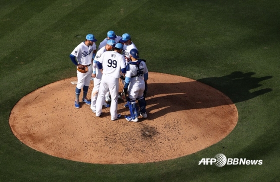 17일(한국시간) 컵스전 6회 류현진(가운데 99번)과 다저스 동료들이 마운드에 모여 있다.  /AFPBBNews=뉴스1