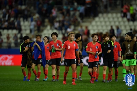 한국 여자 축구 대표팀 선수단의 18일(한국시간) 노르웨이전 패배 후 모습. /사진=대한축구협회 제공