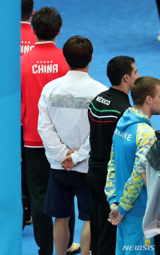 남자 다이빙 대표팀의 우하람(가운데)이 \'KOREA\' 대신 은색 테이프가 붙은 트레이닝복을 입고 있다. /사진=뉴시스 