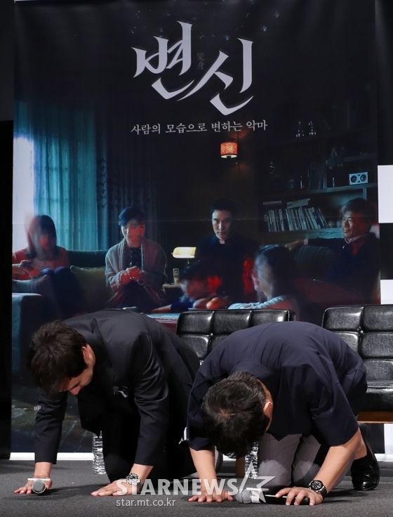 배우 배성우(왼쪽), 성동일이 큰 절을 하고 있다. /사진=김휘선 기자