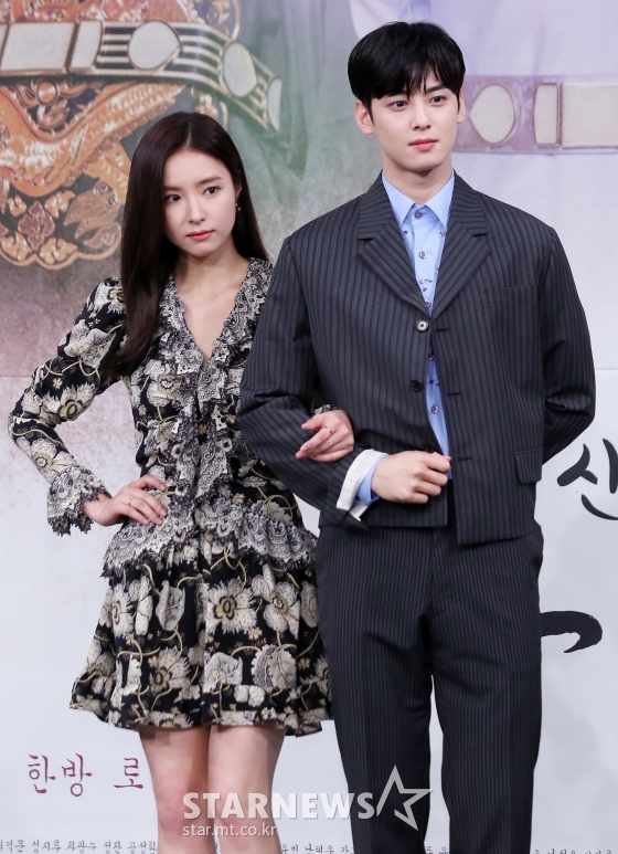 &nbsp;배우 신세경, 차은우가 17일 오후 서울 마포구 상암 MBC에서 진행된 드라마 &#39;신입사관 구해령&#39; 제작발표회에 참석해 포즈를 취하고 있다. / 사진=김휘선 기자 hwijpg@