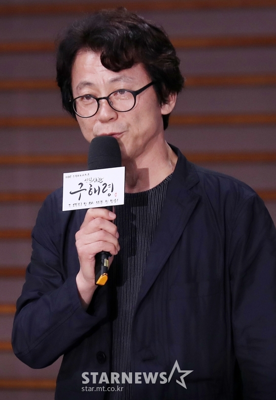 &nbsp;강일수 감독이 17일 오후 서울 마포구 상암 MBC에서 진행된 드라마 &#39;신입사관 구해령&#39; 제작발표회에 참석해 질의응답을 하고 있다. / 사진=김휘선 기자 hwijpg@