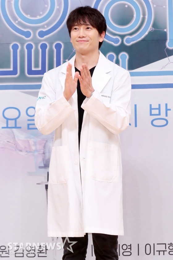 배우 지성이 18일 오후 서울 양천구 목동 SBS에서 진행된 SBS 금토드라마 '의사 요한' 제작발표회에 참석해 포즈를 취하고 있다. / 사진=김휘선 기자