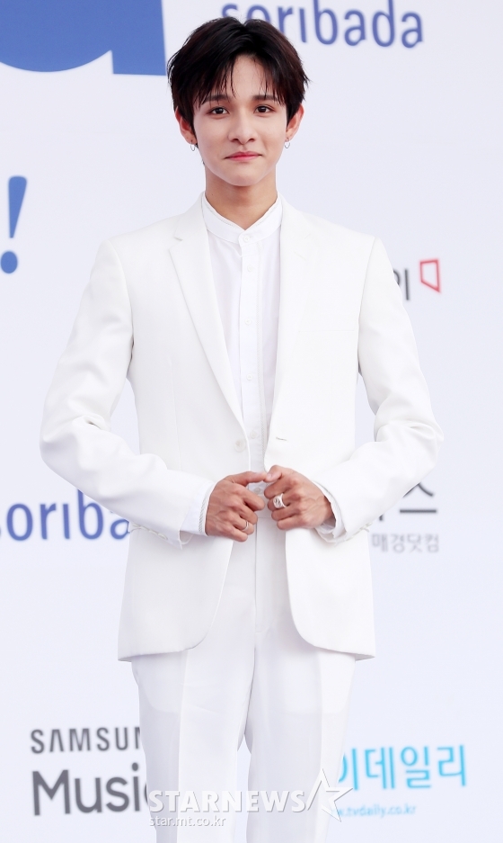 가수 사무엘이 30일 오후 서울 송파구 방이동 올림픽공원 체조경기장에서 진행된 2018 소리바다 베스트 K-뮤직 어워즈 블루카펫에 참석해 포즈를 취하고 있다. / 사진=김휘선 기자 tndejrrh123@