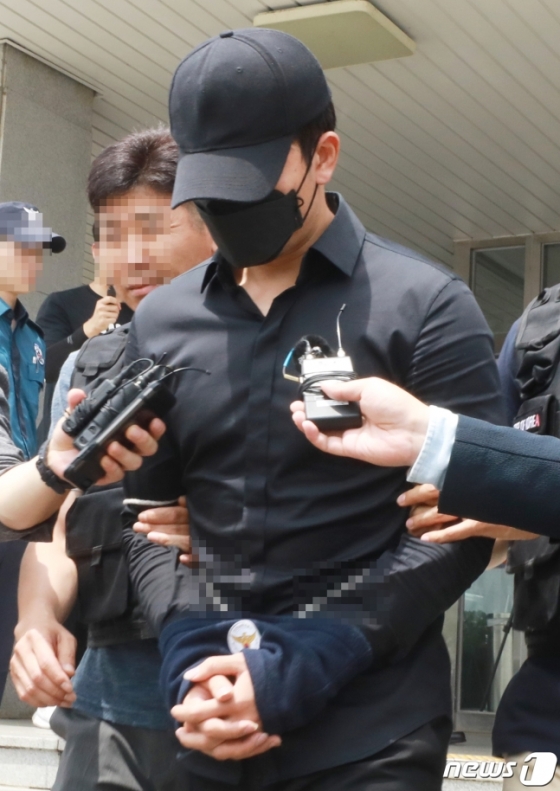 정병국이 19일 오후 영장실질심사를 받기위해 인천 남동경찰서를 나서고 있다./사진=뉴스1
