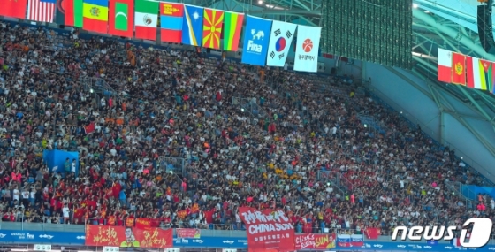 지난 21일 중국 팬들을 비롯해 많은 팬들이 수영장을 찾았다. /사진=뉴스1(조직위 제공)
