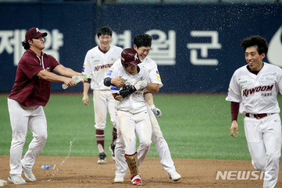 키움 선수들이 9일 SK전에서 김혜성(가운데 앞)의 끝내기 안타로 승리한 뒤 기뻐하고 있다.  /사진=뉴시스