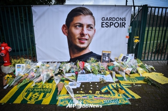 에밀리아노 살라의 시신을 찾기 전 그의 무사 생환을 기원하는 팬들이 놓아둔 꽃다발./AFPBBNews=뉴스1