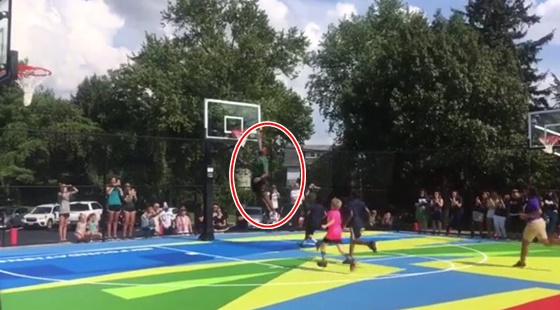 아이들 앞에서 덩크슛하는 르브론 제임스(빨간색 원). /사진=유튜브 캡처
