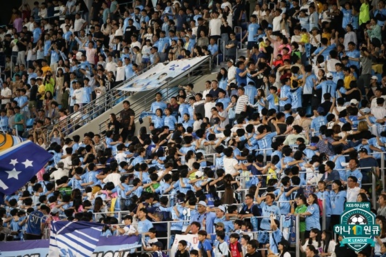 17일 DGB대구은행파크에서 열린 대구FC와 경남FC 경기에서 대구 팬들이 뜨거운 응원을 보내고 있다. /사진=한국프로축구연맹 제공