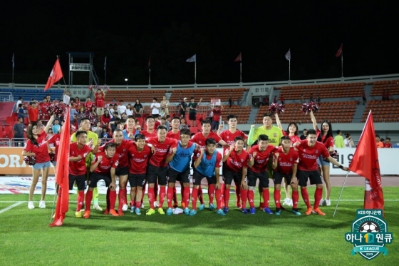 18일 승리 후 서포터즈와 함께 사진을 찍은 상주 상무 선수단. /사진=한국프로축구연맹 제공