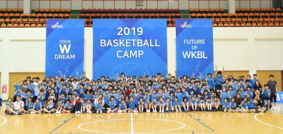 2019 WKBL 유소녀 농구캠프 단체사진. /사진=WKBL