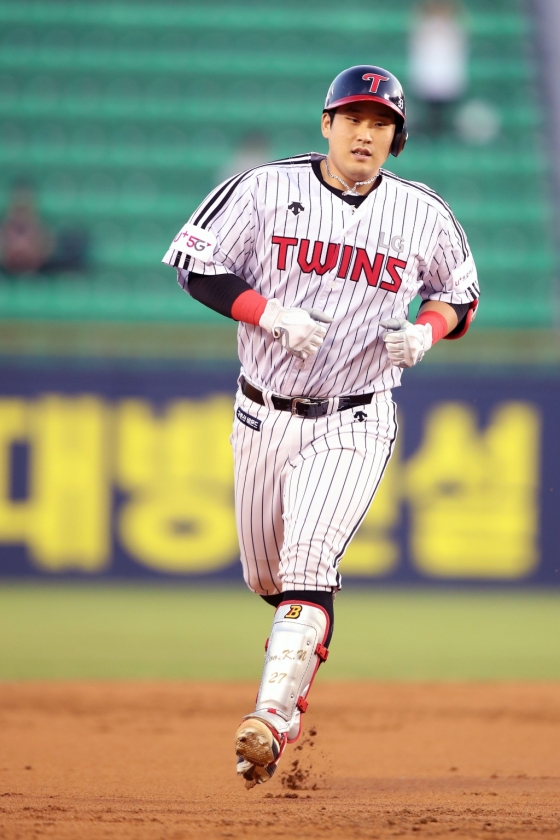 LG 유강남이 23일 잠실 NC전에 시즌 12호 홈런을 때렸다. /사진=LG트윈스