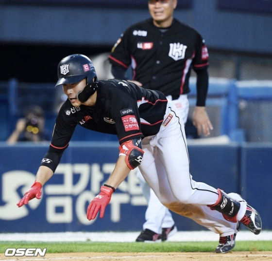 KT 심우준이 25일 잠실 LG전에 창단 첫 그라운드 홈런을 기록했다.