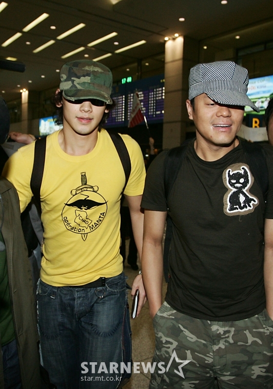 (왼쪽부터) 가수 비, 박진영이 미국 뉴욕에서 열린 \'타임100\' 만찬을 마치고 인천국제공항에 입국하고 있다. /사진=스타뉴스