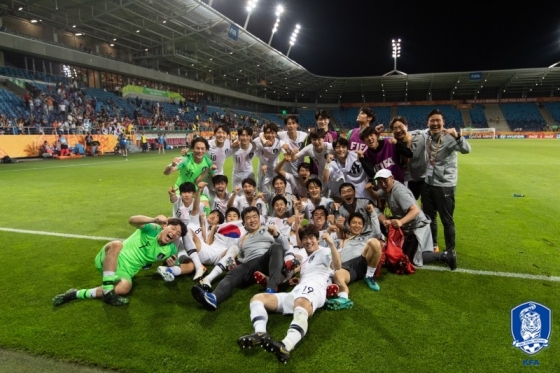 지난 6월 11일 U-20 대표팀이 에콰도르를 꺾고 결승 진출을 확정한 뒤 기념촬영을 하고 있다. /사진=대한축구협회 제공