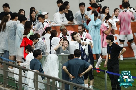 팬들과 함께 사진을 찍고 있는 대구 골키퍼 조현우. /사진=한국프로축구연맹 제공