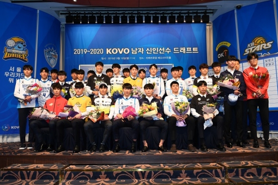 2019~2020 V리그 남자부 신인드래프트 단체사진. /사진=KOVO