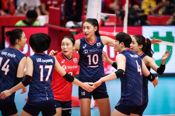 16일 요코하마에서 열린 일본전서 한국 선수들이 득점 이후 기뻐하고 있다. 사진=FIVB 제공