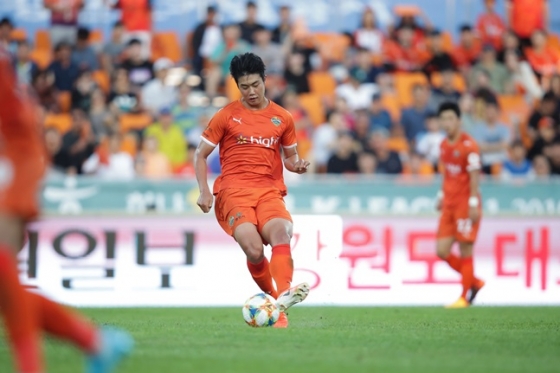 K리그1 29라운드 MVP에 선정된 강원 김지현. /사진=한국프로축구연맹 제공