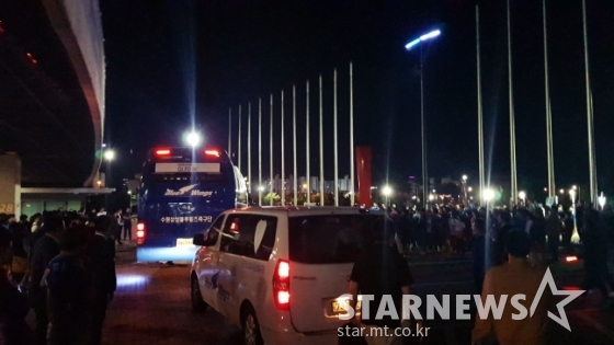 수원 구단 버스가 팬들에게 둘러싸인 가운데, 경기장을 떠나고 있다. /사진=김우종 기자