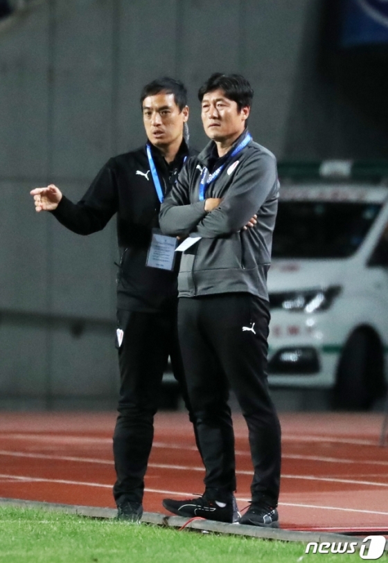 경기를 지켜보는 이임생 수원 삼성 감독(오른쪽)과 박성배 코치. /사진=뉴시스