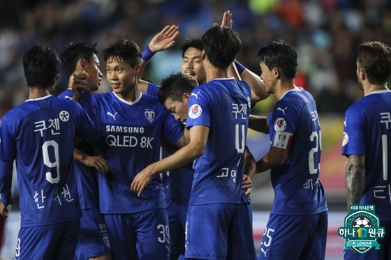 수원 삼성의 김민우가 21일 상주 상무전에서 골을 터뜨린 뒤 동료들의 축하를 받고 있다. /사진=한국프로축구연맹