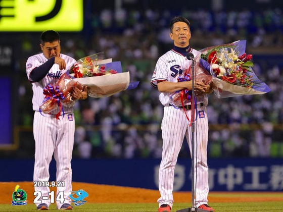 경기 후 열린 은퇴식에서 은퇴 소감을 말하고 있는 다테야마 쇼헤이(오른쪽). 하타케야마 가즈히로(왼쪽)가 눈물을 훔치고 있다. /사진=야쿠르트 스왈로스 공식 홈페이지