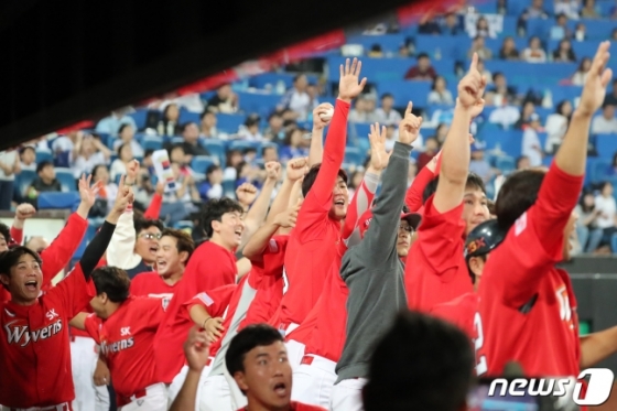 지난 28일 대구 삼성전서 박정권의 극적인 동점 홈런 이후 환호하는 SK 선수들. /사진=뉴스1