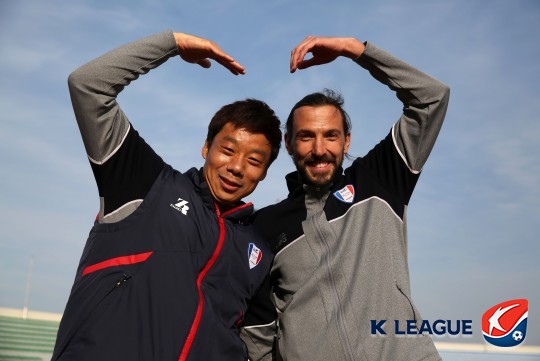 염기훈(왼쪽)과 데얀. /사진=한국프로축구연맹 제공