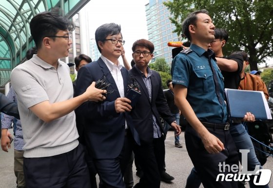 클럽 버닝썬 관련 사건을 수사하고 있는 검찰이 경찰청에 대한 전격 압수수색을 단행한 지난 9월 27일 서울 서대문구 미근동 경찰청에서 검찰 관계자(왼쪽 두번째)가 정관호 경찰청 경무계장과 함께 이동하고 있다. /사진=뉴스1