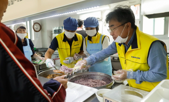 10월 7일 서울 용산구 청파노인복지센터를 찾은 대림산업 직원들이 점심 배식 봉사활동을 펼치고 있다./사진제공=대림산업