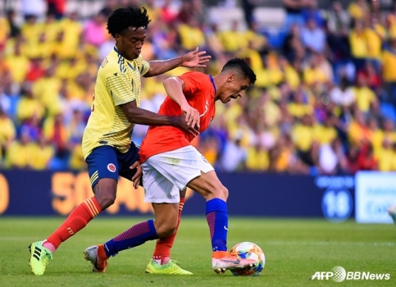 13일 열린 A매치에서 칠레의 알렉시스 산체스(우) 콜롬비아 후안 콰드라도와 공을 다투는 모습. 이 경기에서 산체스가 왼쪽 발목 부상을 입었다. /AFPBBNews=뉴스1