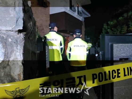 14일 경기 성남 수정구 심곡동 설리 자택에 경찰들이 삼엄한 경비를 서고 있다./사진=스타뉴스 이건PD 