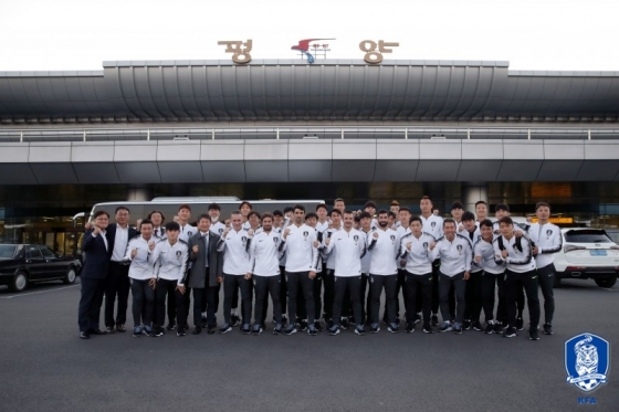 지난 14일 평양에 도착한 한국 대표팀 선수단과 코칭스태프 및 대한축구협회 임원진. /사진=대한축구협회 제공