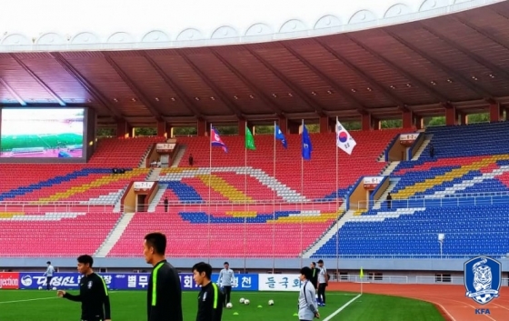 경기 시작 30분 전, 대표팀 선수단이 몸을 풀고 있다. 하지만 김일성 경기장에 관중이 없다. /사진=대한축구협회 제공