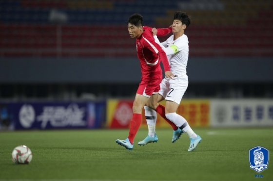 손흥민(오른쪽)이 경기 중 치열한 몸싸움을 벌이고 있다. /사진=대한축구협회 제공