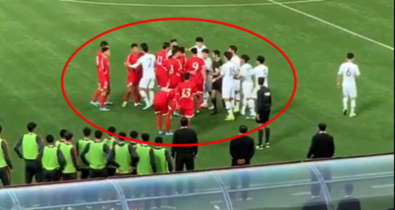 한국과 북한 선수들이 신경전을 벌이는 모습. /사진=요아킴 베리스트룀 주 북한 스웨덴 대사 트위터 캡처