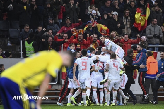 스페인 선수들이 16일 열린 유로 2020 F조 예선 스웨덴전서 극적인 동점골을 터뜨린 뒤 기뻐하고 있다. /AFPBBNews=뉴스1