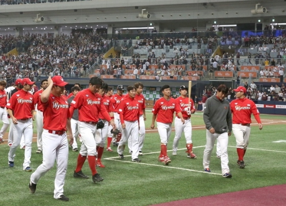 지난 17일 키움전 종료후 더그아웃으로 복귀하는 SK 선수들. /사진=SK 와이번스 제공