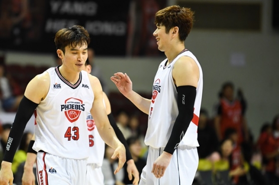 18일 부상 복귀전에서 나란히 좋은 모습을 보인 이대성(좌)과 김상규. /사진=KBL 제공