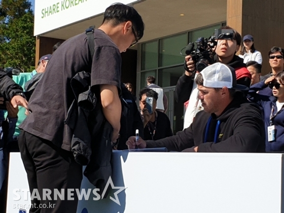 팬 사인회에 나선 브룩스 켑카(오른쪽)./사진=심혜진 기자