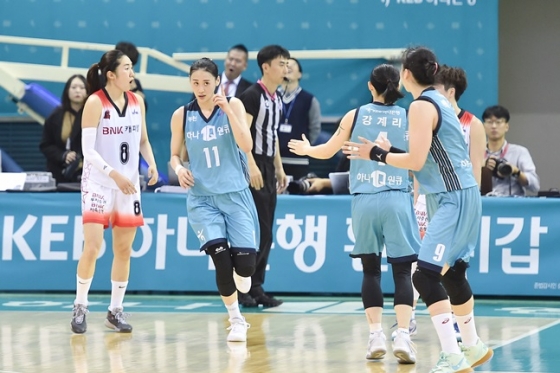 19일 부천체육관에서 열린 KEB하나은행과 BNK 썸의 경기 모습. /사진=WKBL 제공