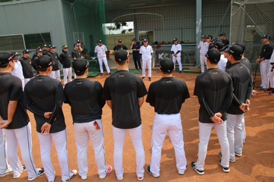 이강철 감독이 국경 칭푸 야구장에서 캠프 참가 선수들에게 훈련 방향과 계획을 전달하고 있다./사진=KT 위즈